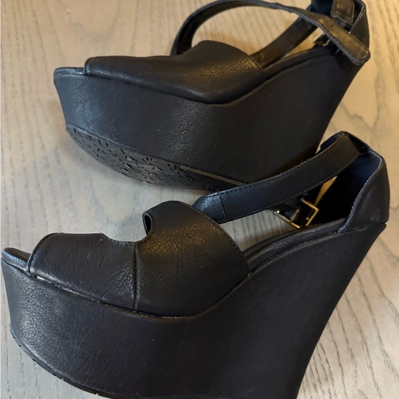 Candie’s Black Peep Toe Platform Heels – 5” Heel, 2” Platform, size 7 - Picture 2 of 6